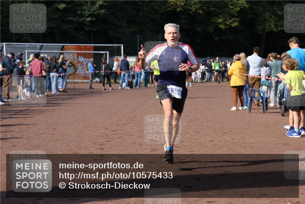 27.09.2026 - 35. Volkslauf durch das schöne Alstertal Strokosch-Dieckow http://msf.ph/oto/10575433 27.09.2026 11:20:09 Ziel 3398, 3423 meine-sportfotos.de