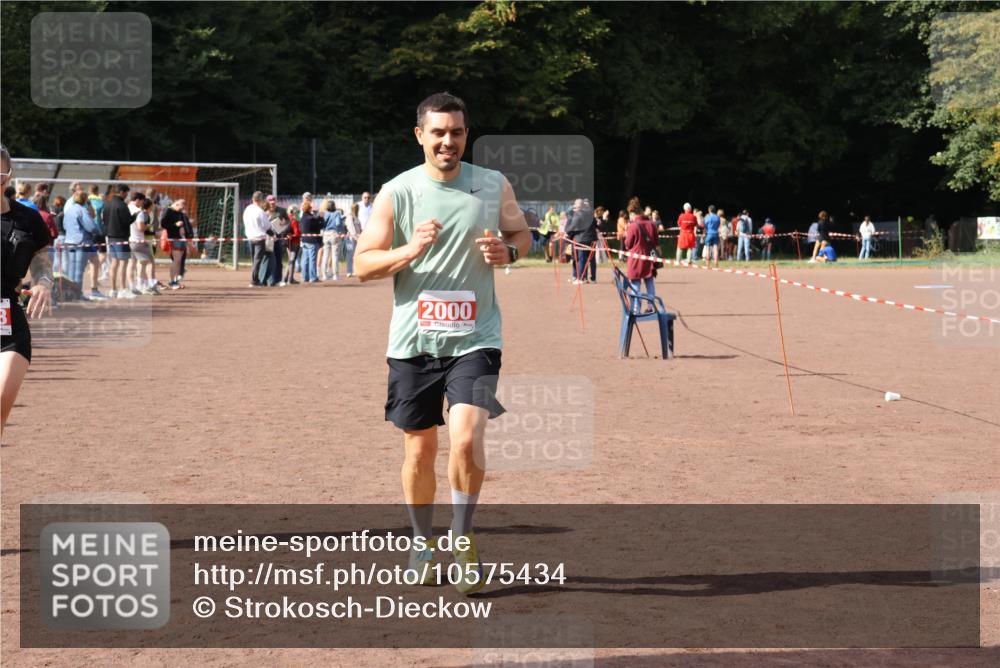 27.09.2026 - 35. Volkslauf durch das schöne Alstertal Strokosch-Dieckow http://msf.ph/oto/10575434 27.09.2026 12:29:44 Ziel 2000, 2053 meine-sportfotos.de