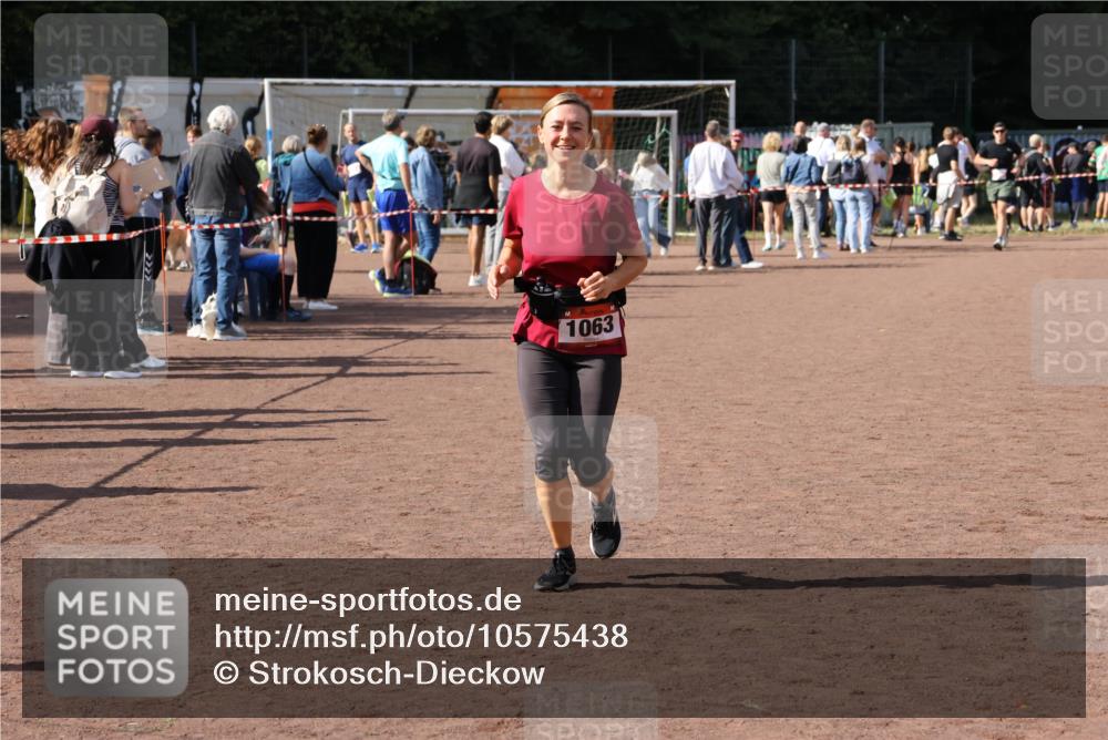 27.09.2026 - 35. Volkslauf durch das schöne Alstertal Strokosch-Dieckow http://msf.ph/oto/10575438 27.09.2026 12:35:43 Ziel 1063 meine-sportfotos.de