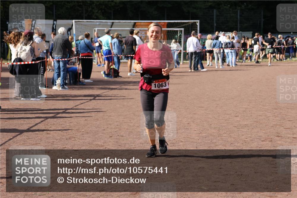 27.09.2026 - 35. Volkslauf durch das schöne Alstertal Strokosch-Dieckow http://msf.ph/oto/10575441 27.09.2026 12:35:43 Ziel 1063 meine-sportfotos.de
