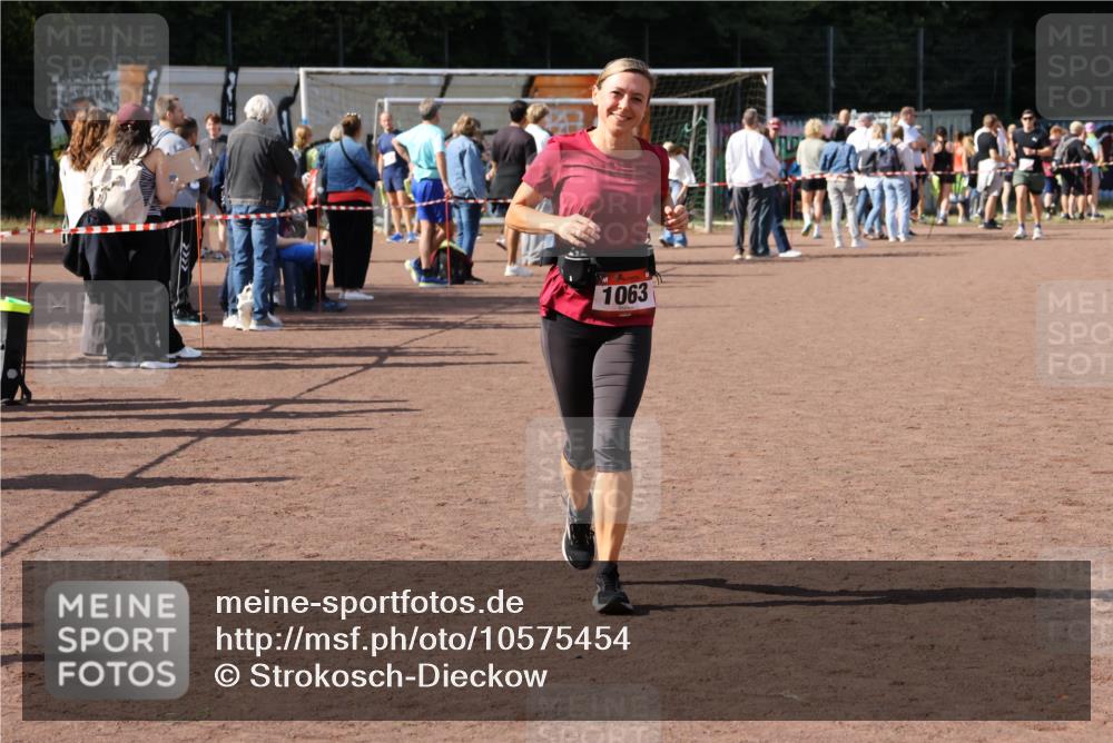 27.09.2026 - 35. Volkslauf durch das schöne Alstertal Strokosch-Dieckow http://msf.ph/oto/10575454 27.09.2026 12:35:43 Ziel 1063 meine-sportfotos.de