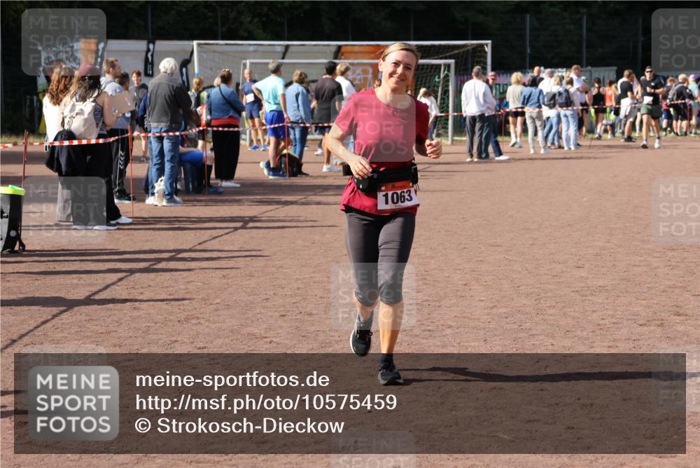 27.09.2026 - 35. Volkslauf durch das schöne Alstertal Strokosch-Dieckow http://msf.ph/oto/10575459 27.09.2026 12:35:43 Ziel 1063 meine-sportfotos.de