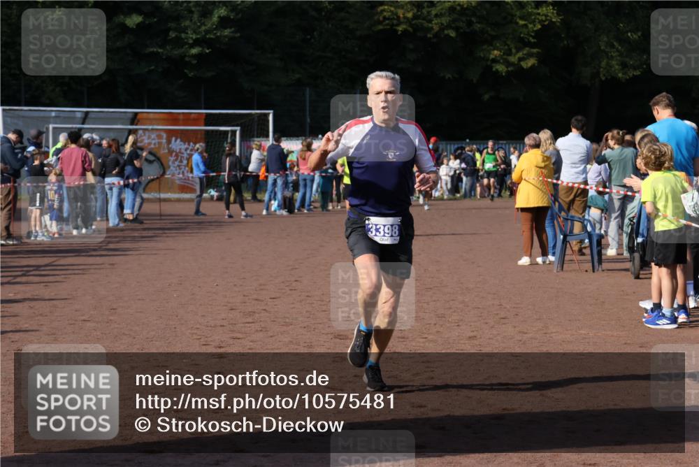 27.09.2026 - 35. Volkslauf durch das schöne Alstertal Strokosch-Dieckow http://msf.ph/oto/10575481 27.09.2026 11:20:09 Ziel 3398, 3423 meine-sportfotos.de