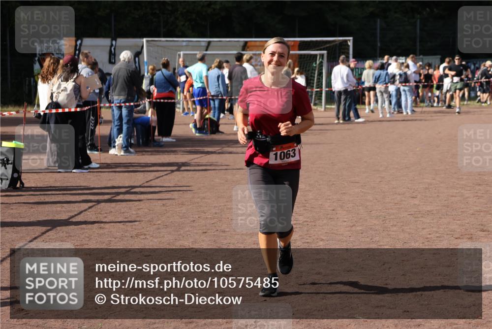27.09.2026 - 35. Volkslauf durch das schöne Alstertal Strokosch-Dieckow http://msf.ph/oto/10575485 27.09.2026 12:35:44 Ziel 1063 meine-sportfotos.de