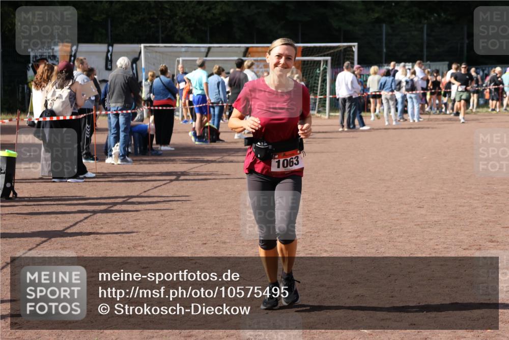 27.09.2026 - 35. Volkslauf durch das schöne Alstertal Strokosch-Dieckow http://msf.ph/oto/10575495 27.09.2026 12:35:44 Ziel 1063 meine-sportfotos.de
