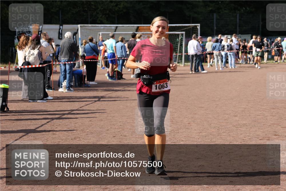 27.09.2026 - 35. Volkslauf durch das schöne Alstertal Strokosch-Dieckow http://msf.ph/oto/10575500 27.09.2026 12:35:44 Ziel 1063 meine-sportfotos.de