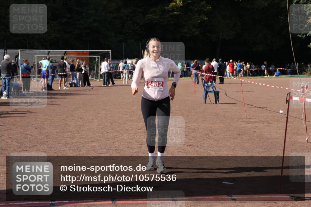 27.09.2026 - 35. Volkslauf durch das schöne Alstertal Strokosch-Dieckow http://msf.ph/oto/10575536 27.09.2026 12:36:02 Ziel 2482, 2495 meine-sportfotos.de