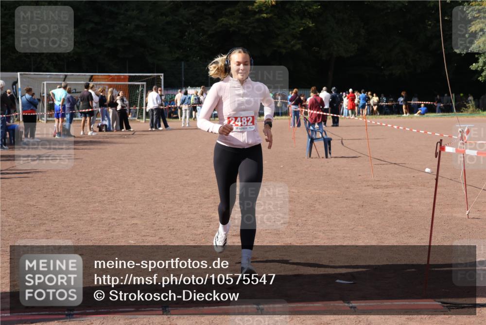 27.09.2026 - 35. Volkslauf durch das schöne Alstertal Strokosch-Dieckow http://msf.ph/oto/10575547 27.09.2026 12:36:02 Ziel 2482, 2495 meine-sportfotos.de