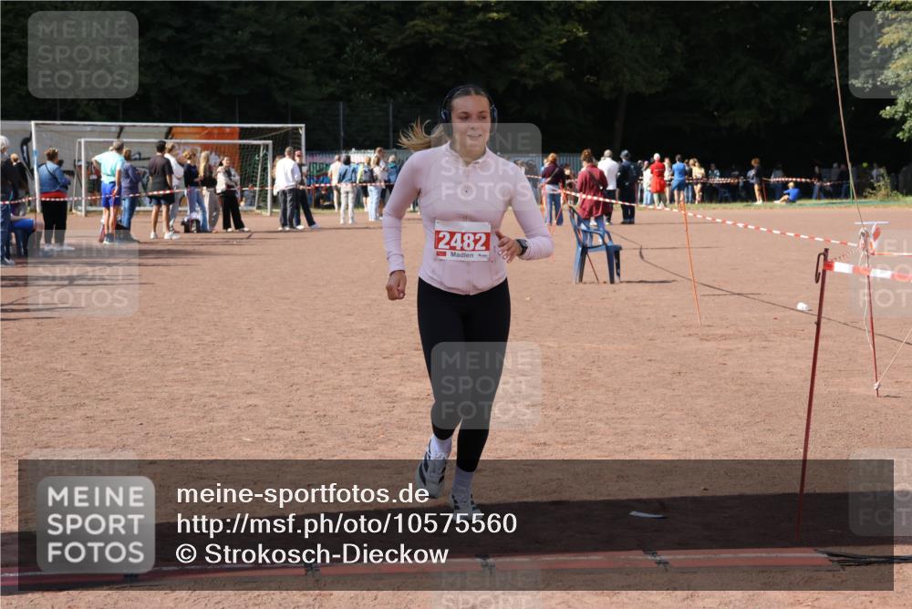 27.09.2026 - 35. Volkslauf durch das schöne Alstertal Strokosch-Dieckow http://msf.ph/oto/10575560 27.09.2026 12:36:02 Ziel 2482, 2495 meine-sportfotos.de