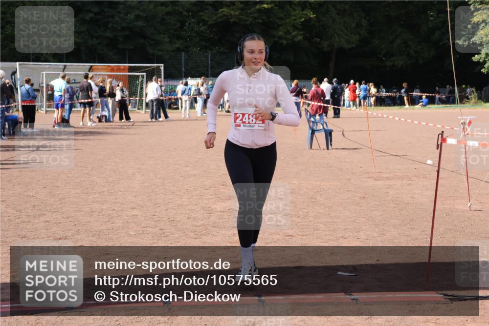 27.09.2026 - 35. Volkslauf durch das schöne Alstertal Strokosch-Dieckow http://msf.ph/oto/10575565 27.09.2026 12:36:02 Ziel 2482, 2495 meine-sportfotos.de