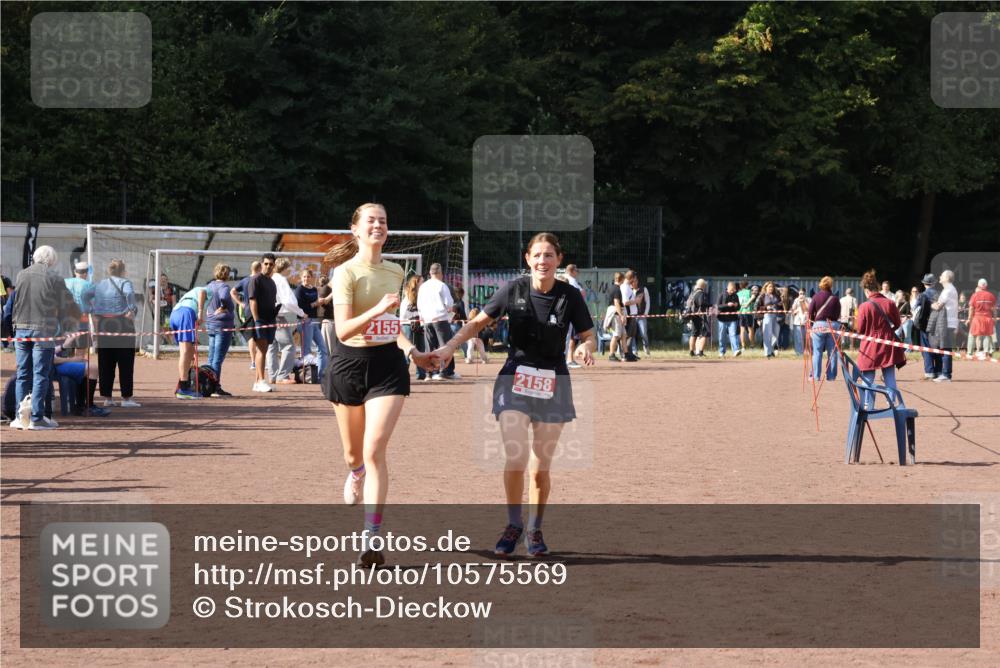 27.09.2026 - 35. Volkslauf durch das schöne Alstertal Strokosch-Dieckow http://msf.ph/oto/10575569 27.09.2026 12:36:23 Ziel 2155, 2158 meine-sportfotos.de