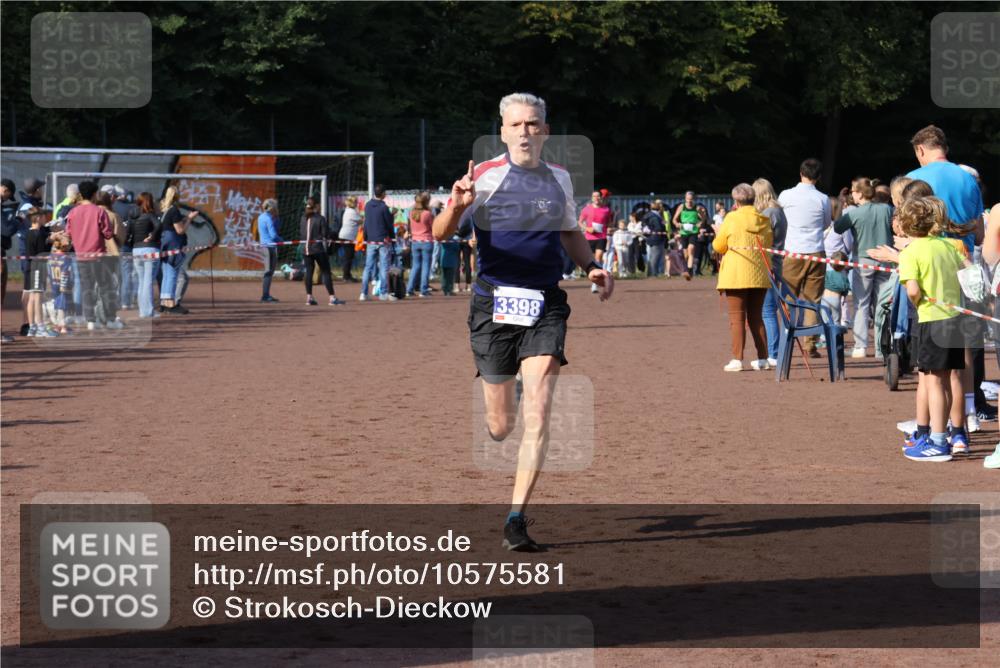 27.09.2026 - 35. Volkslauf durch das schöne Alstertal Strokosch-Dieckow http://msf.ph/oto/10575581 27.09.2026 11:20:08 Ziel 3398, 3423 meine-sportfotos.de