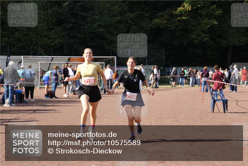 27.09.2026 - 35. Volkslauf durch das schöne Alstertal Strokosch-Dieckow http://msf.ph/oto/10575589 27.09.2026 12:36:23 Ziel 2155, 2158 meine-sportfotos.de