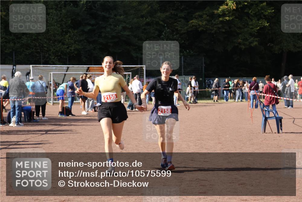 27.09.2026 - 35. Volkslauf durch das schöne Alstertal Strokosch-Dieckow http://msf.ph/oto/10575599 27.09.2026 12:36:23 Ziel 2155, 2158 meine-sportfotos.de