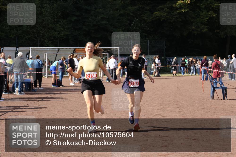 27.09.2026 - 35. Volkslauf durch das schöne Alstertal Strokosch-Dieckow http://msf.ph/oto/10575604 27.09.2026 12:36:23 Ziel 2155, 2158 meine-sportfotos.de