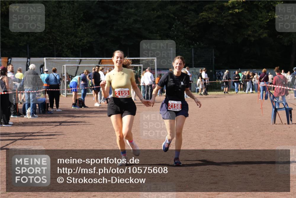 27.09.2026 - 35. Volkslauf durch das schöne Alstertal Strokosch-Dieckow http://msf.ph/oto/10575608 27.09.2026 12:36:23 Ziel 2155, 2158 meine-sportfotos.de