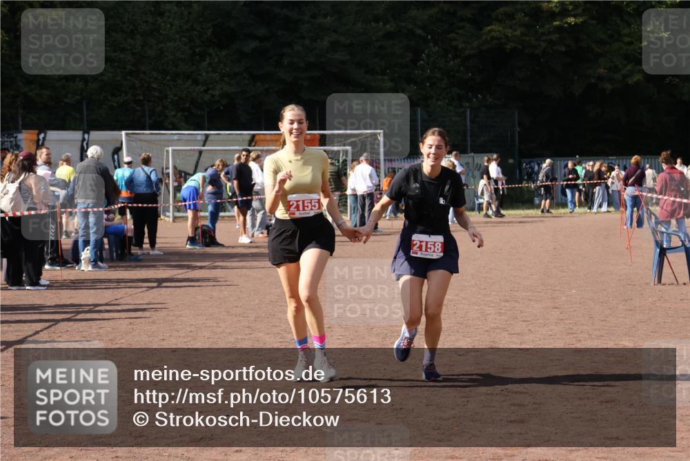 27.09.2026 - 35. Volkslauf durch das schöne Alstertal Strokosch-Dieckow http://msf.ph/oto/10575613 27.09.2026 12:36:23 Ziel 2155, 2158 meine-sportfotos.de