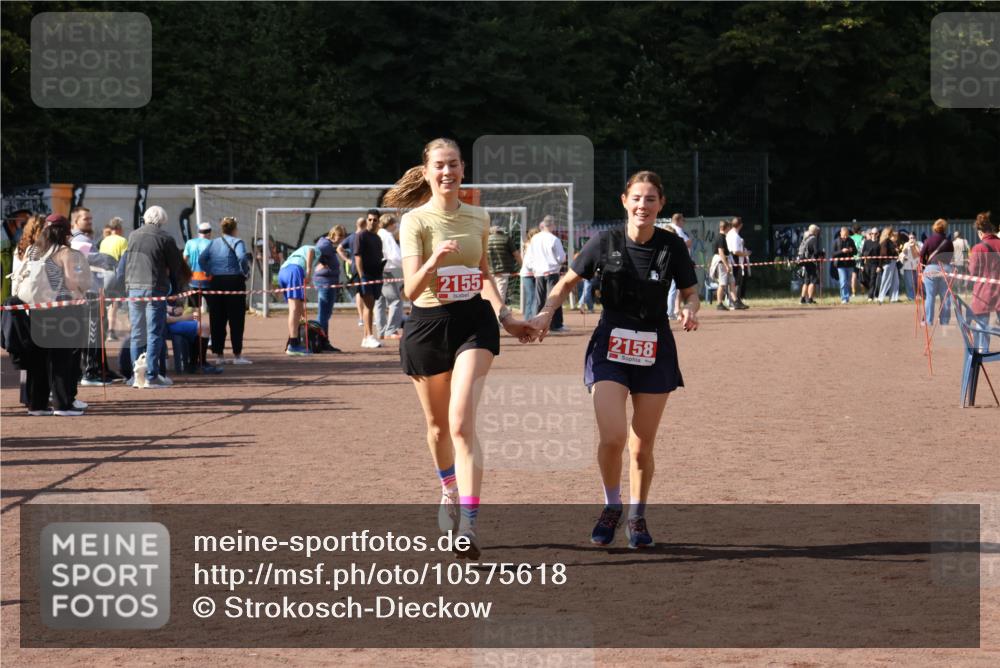 27.09.2026 - 35. Volkslauf durch das schöne Alstertal Strokosch-Dieckow http://msf.ph/oto/10575618 27.09.2026 12:36:24 Ziel 2155, 2158 meine-sportfotos.de