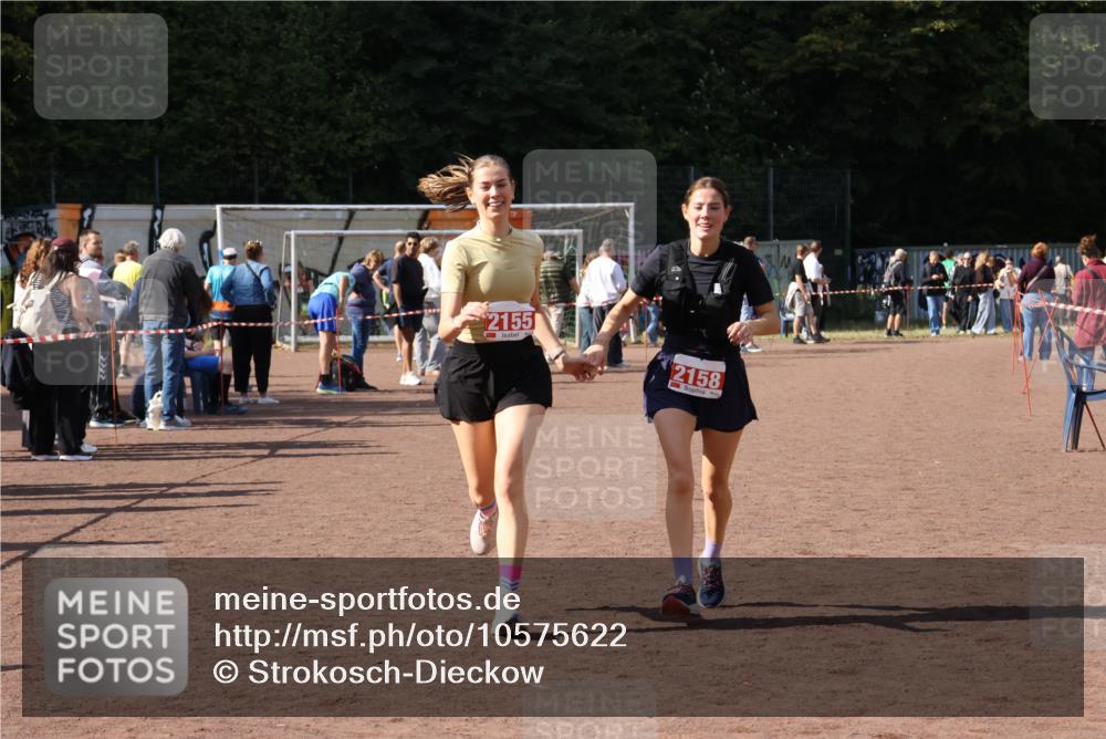 27.09.2026 - 35. Volkslauf durch das schöne Alstertal Strokosch-Dieckow http://msf.ph/oto/10575622 27.09.2026 12:36:24 Ziel 2155, 2158 meine-sportfotos.de