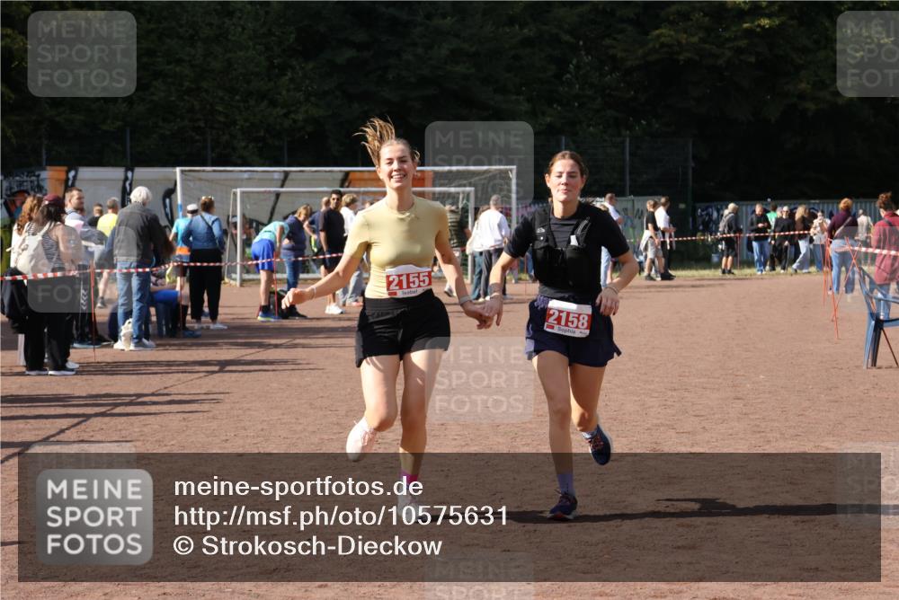 27.09.2026 - 35. Volkslauf durch das schöne Alstertal Strokosch-Dieckow http://msf.ph/oto/10575631 27.09.2026 12:36:24 Ziel 2155, 2158 meine-sportfotos.de