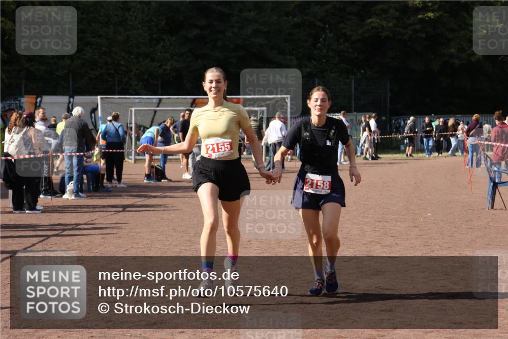 27.09.2026 - 35. Volkslauf durch das schöne Alstertal Strokosch-Dieckow http://msf.ph/oto/10575640 27.09.2026 12:36:24 Ziel 2155, 2158 meine-sportfotos.de