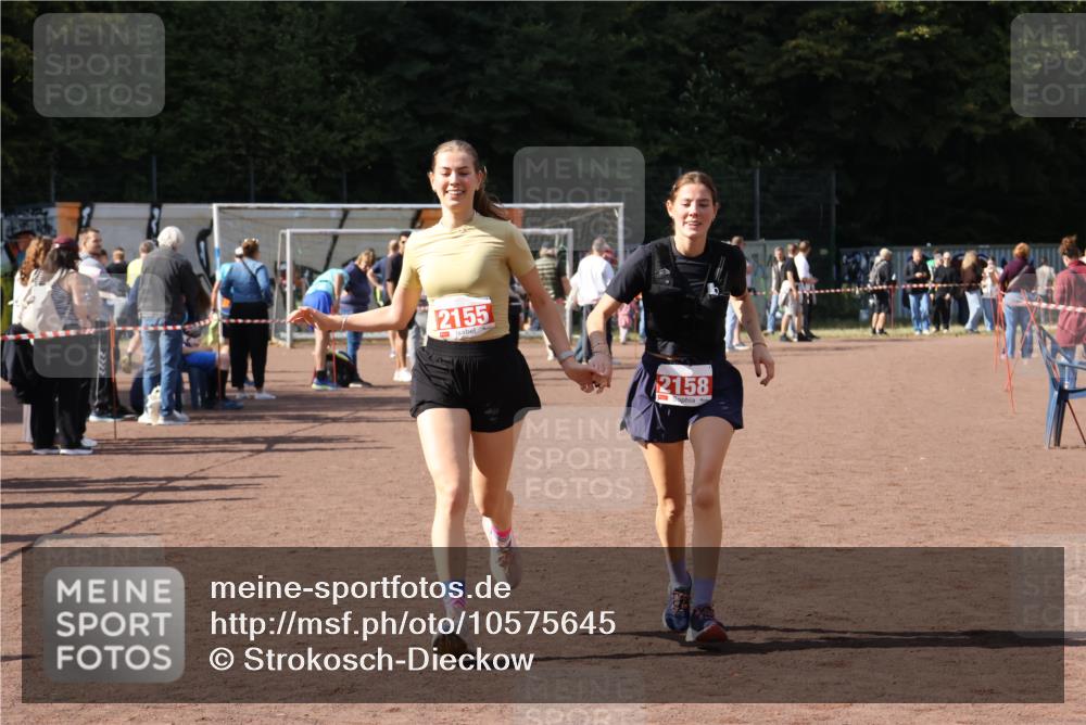 27.09.2026 - 35. Volkslauf durch das schöne Alstertal Strokosch-Dieckow http://msf.ph/oto/10575645 27.09.2026 12:36:24 Ziel 2155, 2158 meine-sportfotos.de
