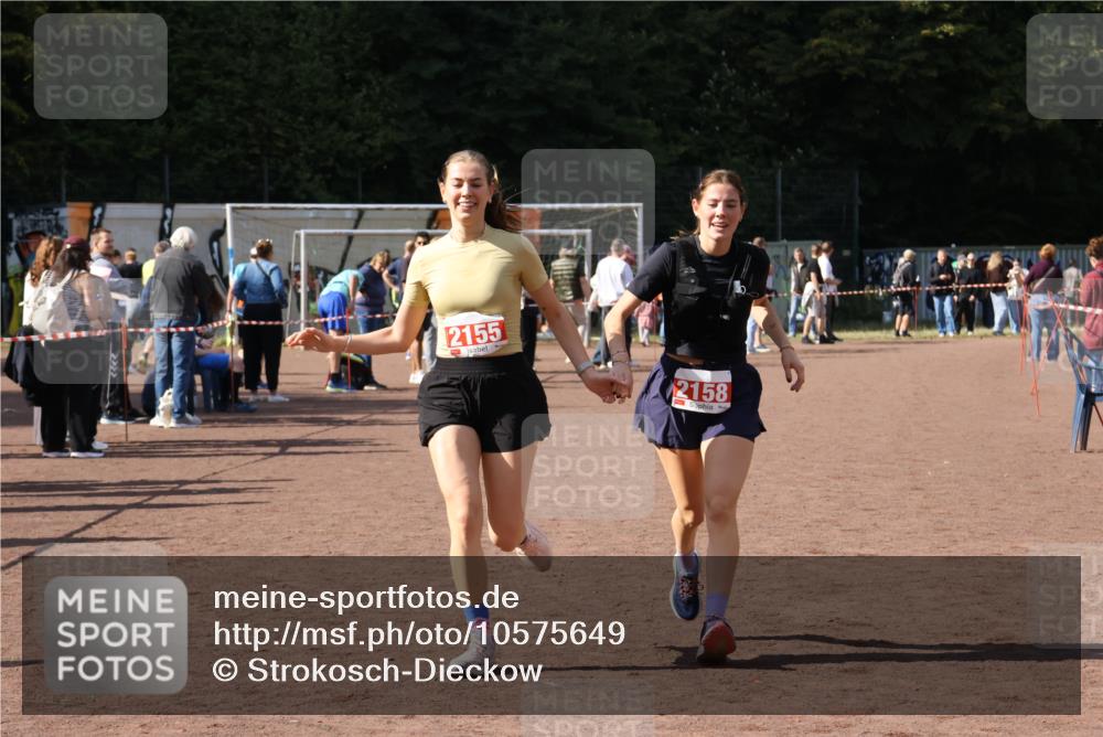 27.09.2026 - 35. Volkslauf durch das schöne Alstertal Strokosch-Dieckow http://msf.ph/oto/10575649 27.09.2026 12:36:24 Ziel 2155, 2158 meine-sportfotos.de