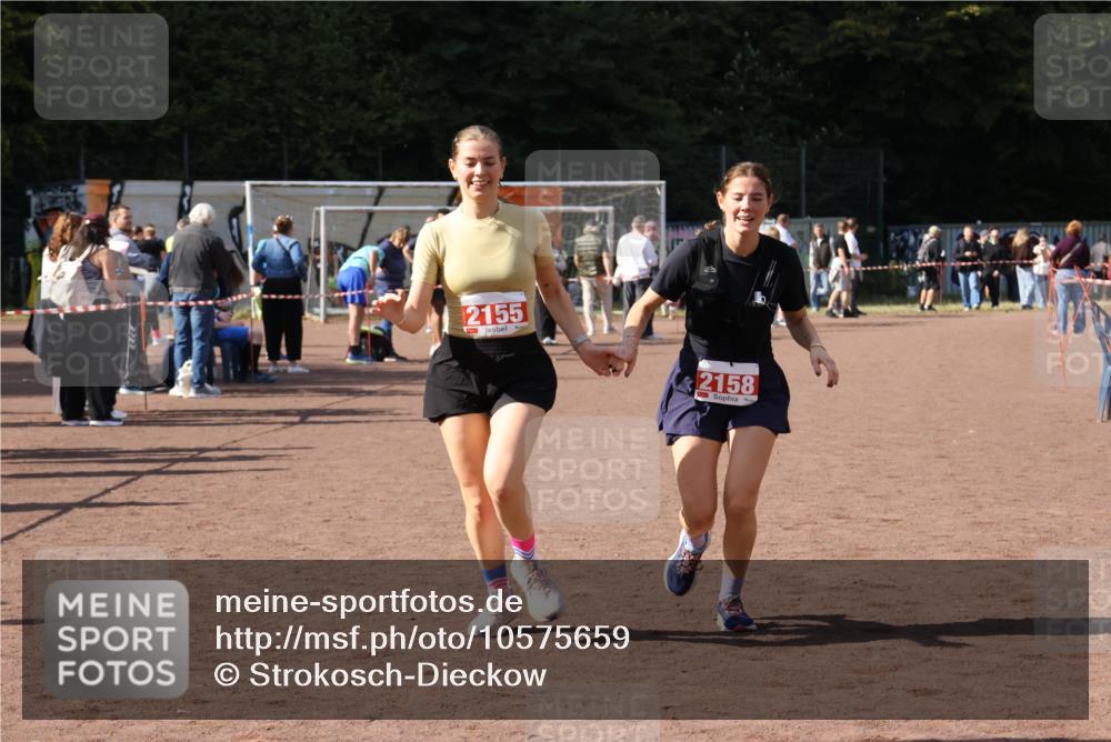 27.09.2026 - 35. Volkslauf durch das schöne Alstertal Strokosch-Dieckow http://msf.ph/oto/10575659 27.09.2026 12:36:24 Ziel 2155, 2158 meine-sportfotos.de