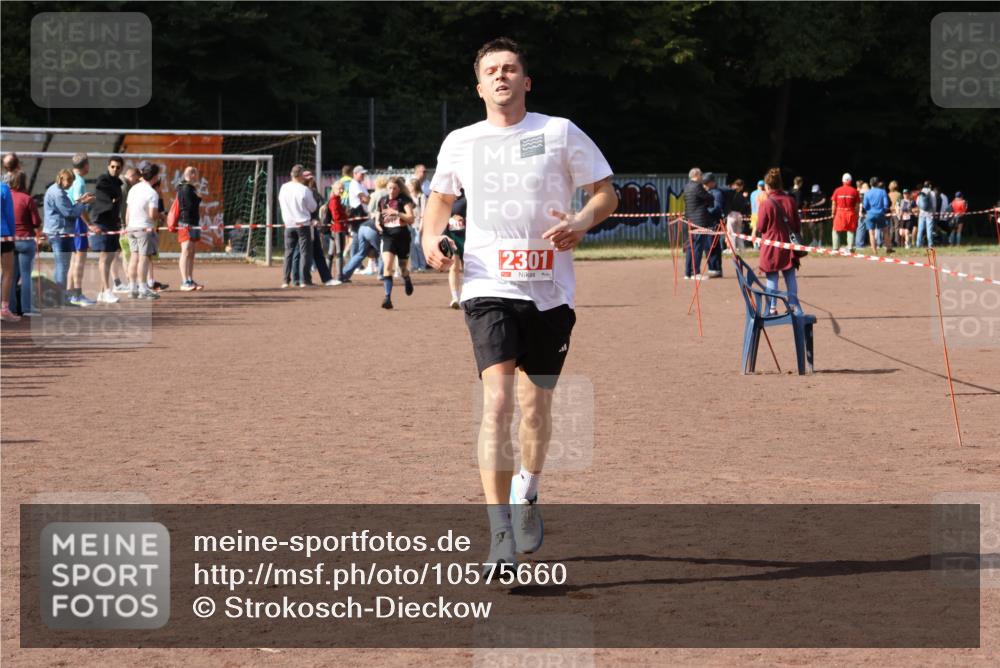 27.09.2026 - 35. Volkslauf durch das schöne Alstertal Strokosch-Dieckow http://msf.ph/oto/10575660 27.09.2026 12:29:55 Ziel 2301 meine-sportfotos.de