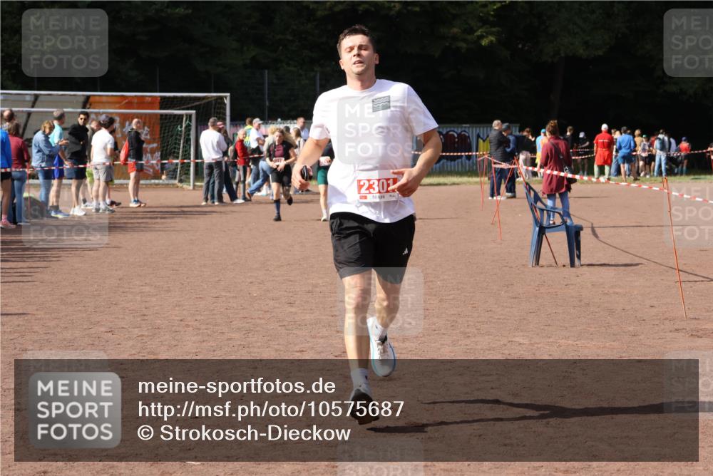 27.09.2026 - 35. Volkslauf durch das schöne Alstertal Strokosch-Dieckow http://msf.ph/oto/10575687 27.09.2026 12:29:55 Ziel 2301 meine-sportfotos.de