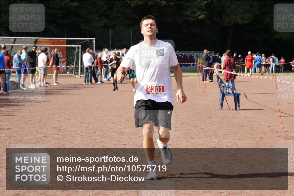 27.09.2026 - 35. Volkslauf durch das schöne Alstertal Strokosch-Dieckow http://msf.ph/oto/10575719 27.09.2026 12:29:55 Ziel 2301 meine-sportfotos.de