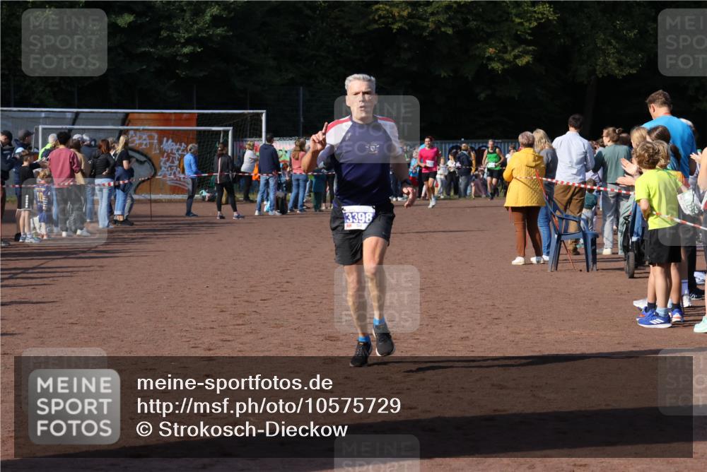 27.09.2026 - 35. Volkslauf durch das schöne Alstertal Strokosch-Dieckow http://msf.ph/oto/10575729 27.09.2026 11:20:08 Ziel 3398, 3423 meine-sportfotos.de