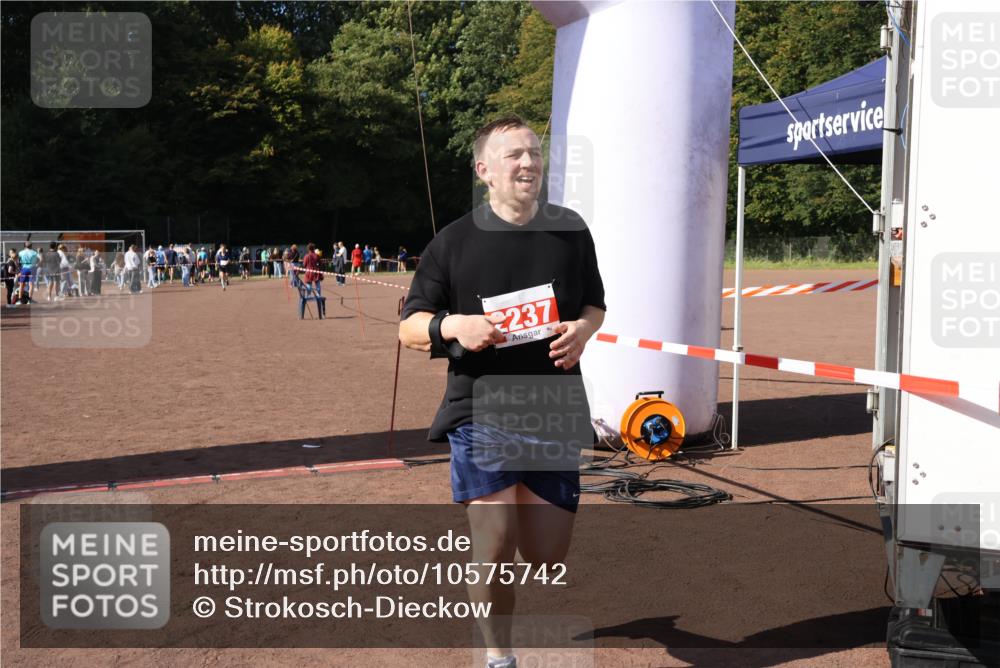 27.09.2026 - 35. Volkslauf durch das schöne Alstertal Strokosch-Dieckow http://msf.ph/oto/10575742 27.09.2026 12:36:52 Ziel 2237, 2968 meine-sportfotos.de