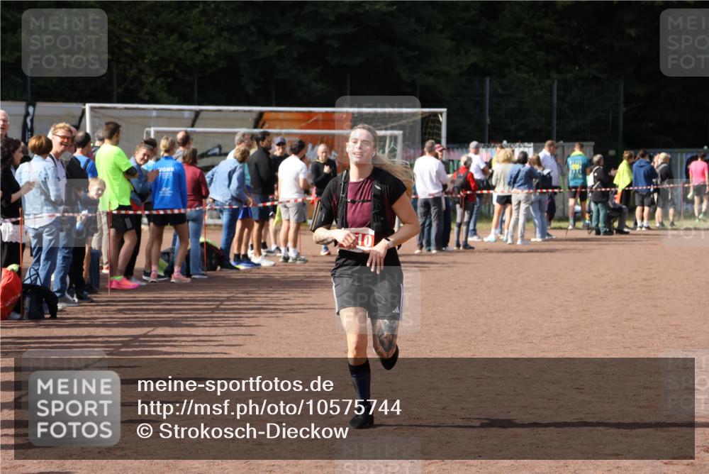 27.09.2026 - 35. Volkslauf durch das schöne Alstertal Strokosch-Dieckow http://msf.ph/oto/10575744 27.09.2026 12:30:02 Ziel 2210, 2211 meine-sportfotos.de