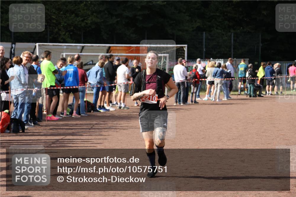 27.09.2026 - 35. Volkslauf durch das schöne Alstertal Strokosch-Dieckow http://msf.ph/oto/10575751 27.09.2026 12:30:02 Ziel 2210, 2211 meine-sportfotos.de