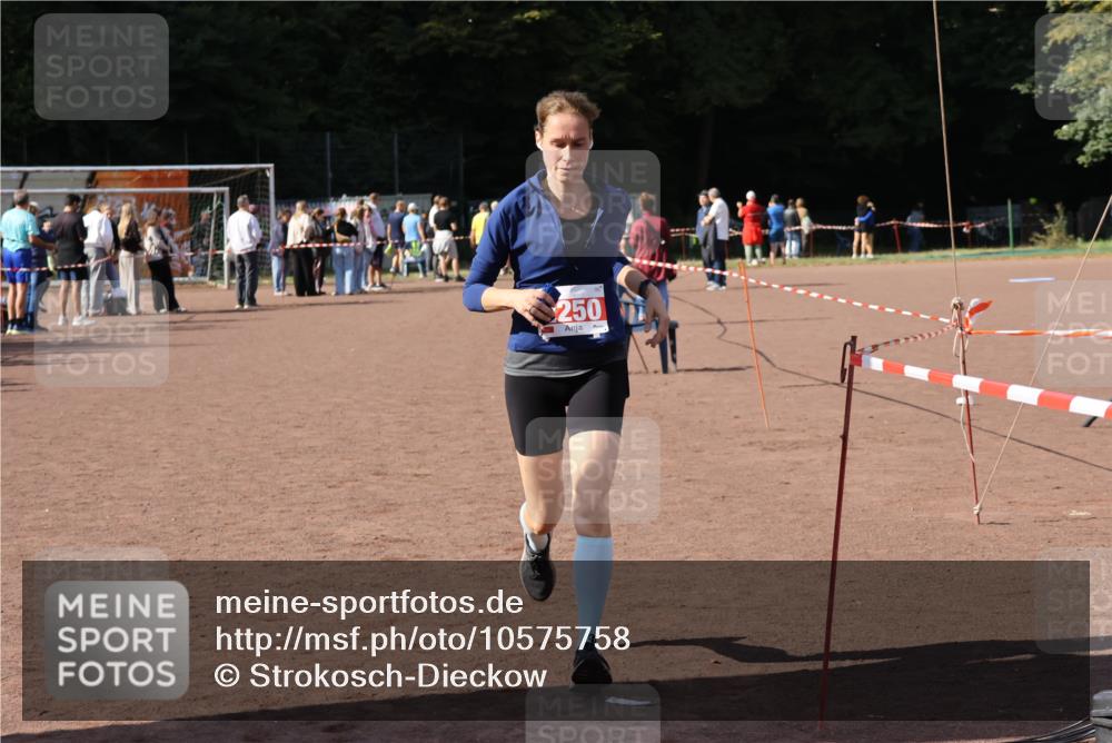 27.09.2026 - 35. Volkslauf durch das schöne Alstertal Strokosch-Dieckow http://msf.ph/oto/10575758 27.09.2026 12:37:02 Ziel 2250 meine-sportfotos.de