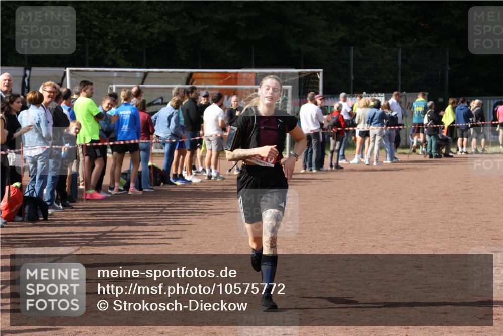 27.09.2026 - 35. Volkslauf durch das schöne Alstertal Strokosch-Dieckow http://msf.ph/oto/10575772 27.09.2026 12:30:02 Ziel 2210, 2211 meine-sportfotos.de