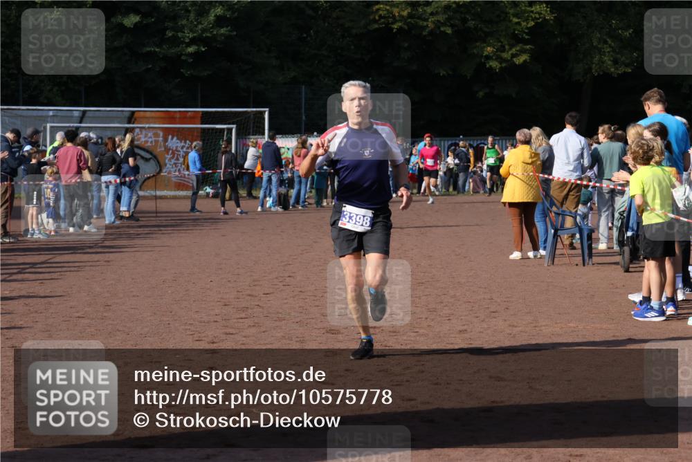27.09.2026 - 35. Volkslauf durch das schöne Alstertal Strokosch-Dieckow http://msf.ph/oto/10575778 27.09.2026 11:20:08 Ziel 3398, 3423 meine-sportfotos.de