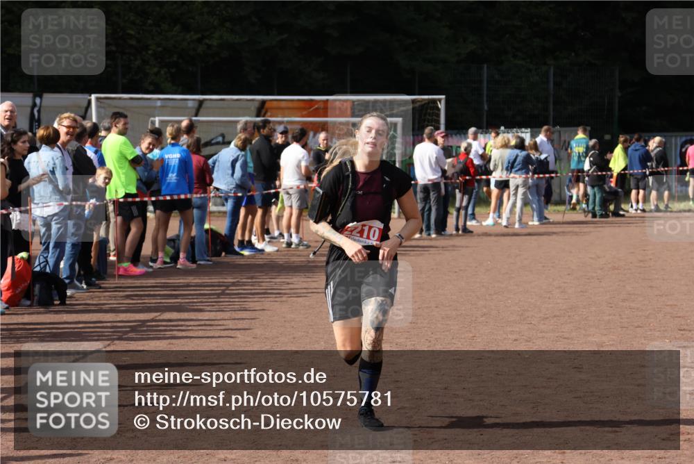 27.09.2026 - 35. Volkslauf durch das schöne Alstertal Strokosch-Dieckow http://msf.ph/oto/10575781 27.09.2026 12:30:02 Ziel 2210, 2211 meine-sportfotos.de