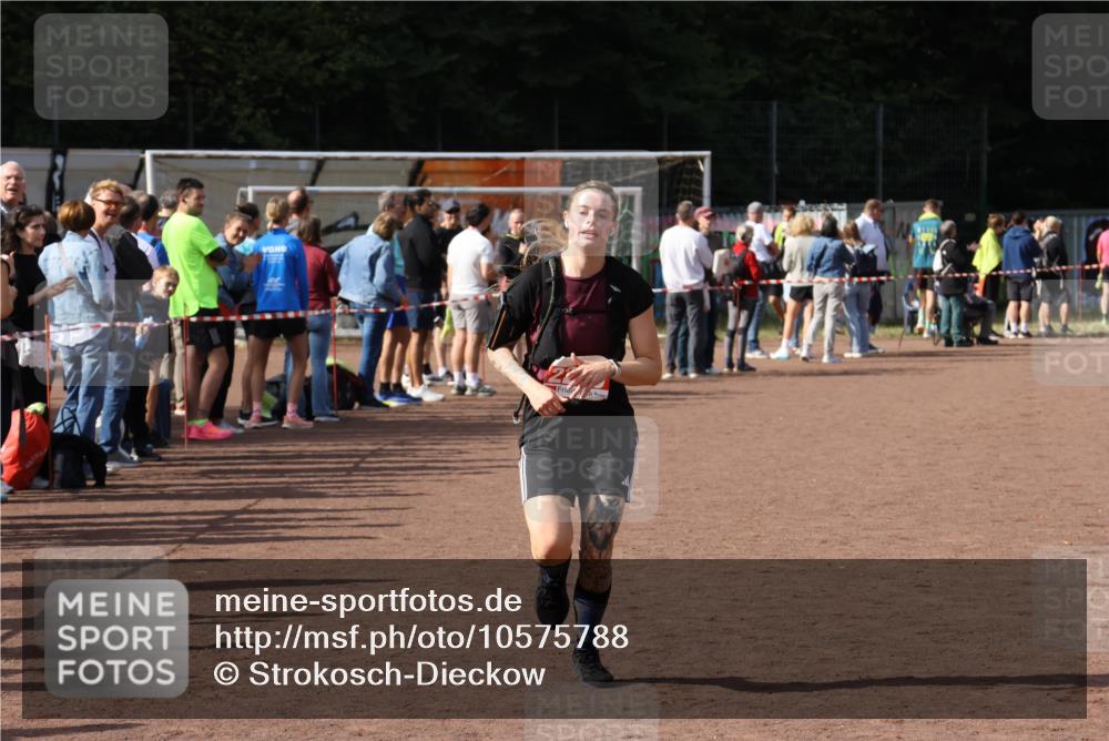 27.09.2026 - 35. Volkslauf durch das schöne Alstertal Strokosch-Dieckow http://msf.ph/oto/10575788 27.09.2026 12:30:02 Ziel 2210, 2211 meine-sportfotos.de