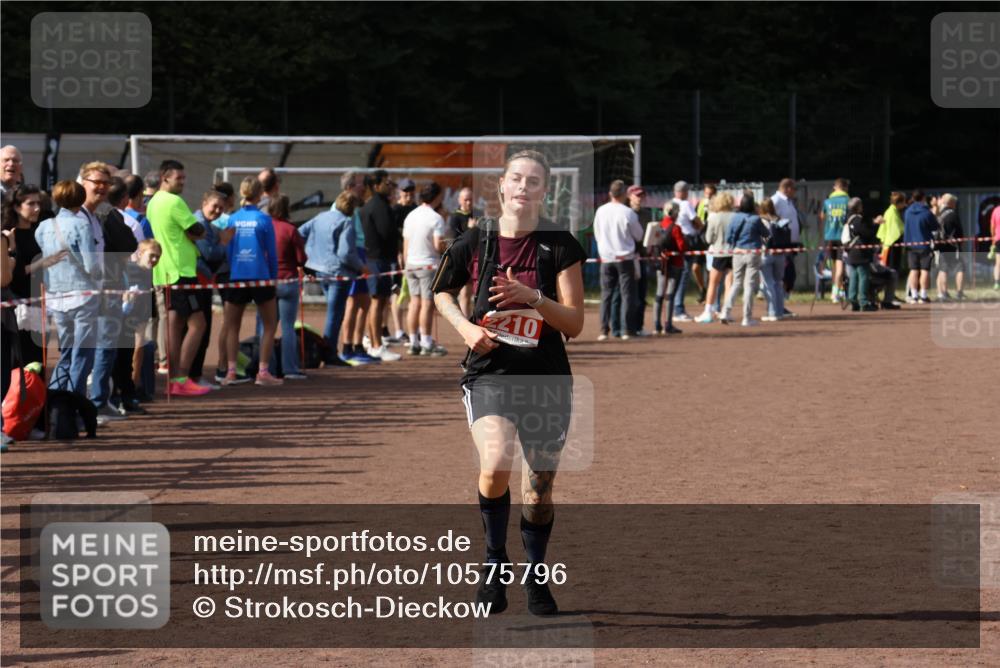 27.09.2026 - 35. Volkslauf durch das schöne Alstertal Strokosch-Dieckow http://msf.ph/oto/10575796 27.09.2026 12:30:02 Ziel 2210, 2211 meine-sportfotos.de