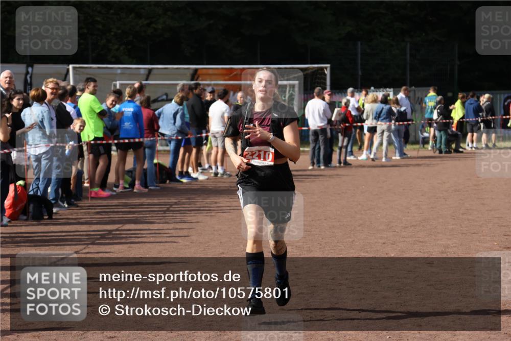 27.09.2026 - 35. Volkslauf durch das schöne Alstertal Strokosch-Dieckow http://msf.ph/oto/10575801 27.09.2026 12:30:02 Ziel 2210, 2211 meine-sportfotos.de