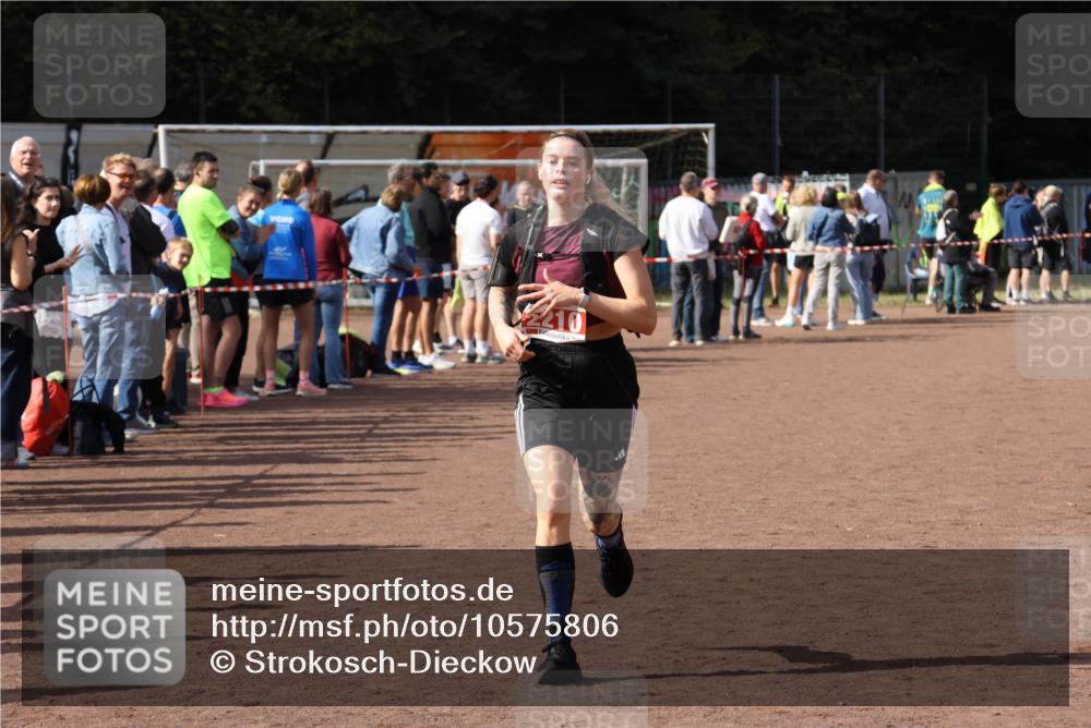 27.09.2026 - 35. Volkslauf durch das schöne Alstertal Strokosch-Dieckow http://msf.ph/oto/10575806 27.09.2026 12:30:02 Ziel 2210, 2211 meine-sportfotos.de