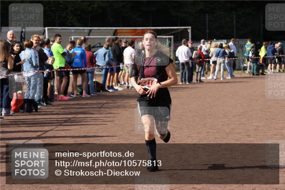 27.09.2026 - 35. Volkslauf durch das schöne Alstertal Strokosch-Dieckow http://msf.ph/oto/10575813 27.09.2026 12:30:03 Ziel 2210, 2211 meine-sportfotos.de