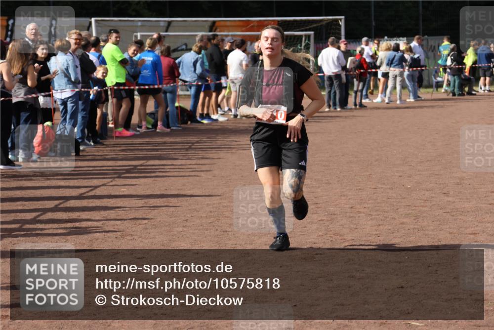27.09.2026 - 35. Volkslauf durch das schöne Alstertal Strokosch-Dieckow http://msf.ph/oto/10575818 27.09.2026 12:30:03 Ziel 2210, 2211 meine-sportfotos.de