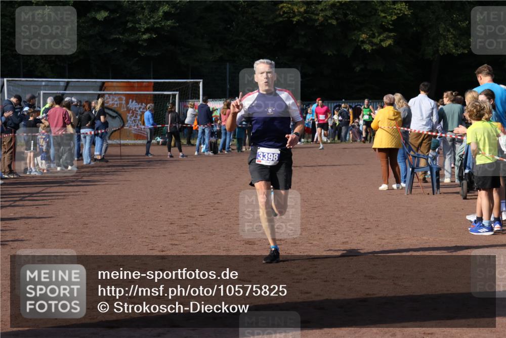 27.09.2026 - 35. Volkslauf durch das schöne Alstertal Strokosch-Dieckow http://msf.ph/oto/10575825 27.09.2026 11:20:08 Ziel 3398, 3423 meine-sportfotos.de