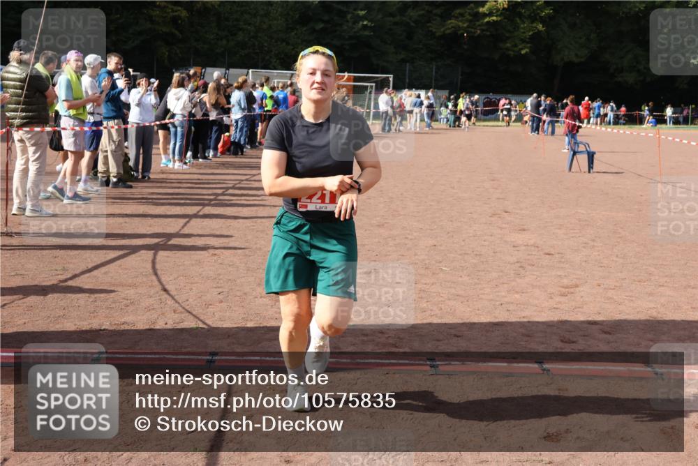 27.09.2026 - 35. Volkslauf durch das schöne Alstertal Strokosch-Dieckow http://msf.ph/oto/10575835 27.09.2026 12:30:07 Ziel 2210, 2211 meine-sportfotos.de