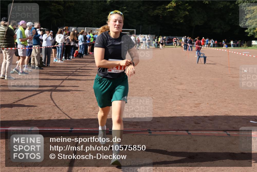 27.09.2026 - 35. Volkslauf durch das schöne Alstertal Strokosch-Dieckow http://msf.ph/oto/10575850 27.09.2026 12:30:07 Ziel 2210, 2211 meine-sportfotos.de