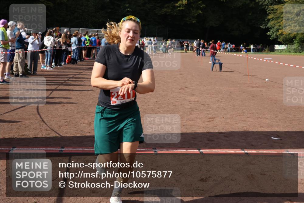 27.09.2026 - 35. Volkslauf durch das schöne Alstertal Strokosch-Dieckow http://msf.ph/oto/10575877 27.09.2026 12:30:07 Ziel 2210, 2211 meine-sportfotos.de