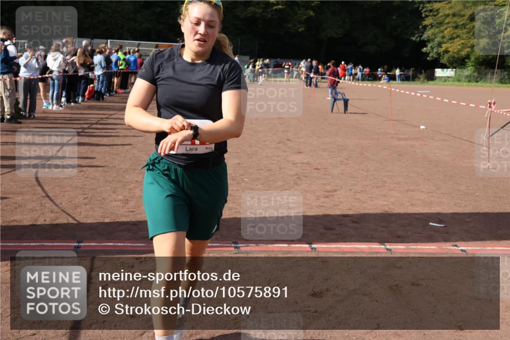 27.09.2026 - 35. Volkslauf durch das schöne Alstertal Strokosch-Dieckow http://msf.ph/oto/10575891 27.09.2026 12:30:07 Ziel 2210, 2211 meine-sportfotos.de